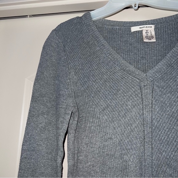 DKNY soft gray fitted sweater Med Large V-Neck long sleeves ribbed - Picture 3 of 6
